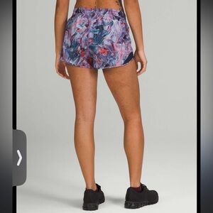 lululemon athletica Women's Shorts - Artistic Red and Black